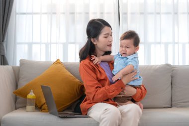 Anne ve oğul, baba işten eve döndükten sonra birlikte oynuyorlar.