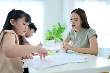 Yaratıcılık sınıfı, öğretmenler ve öğrenciler sanat sınıfında.