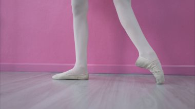 Bacak ve bale öğrencilerinin ayak ritmi bale yapıyor.