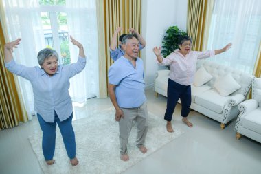 Sağlık destekleyici dans aktiviteleri olan yaşlı bir grup.