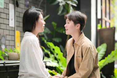 LGBT çiftleri tatil aktivitelerini açık havada yapıyorlar.