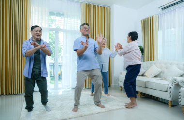 Sağlık destekleyici dans aktiviteleri olan yaşlı bir grup.