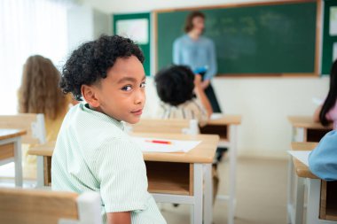 Öğretmen ve öğrenciler, gençlerin dikkatle oturup dinlediği bir okulda öğrenin ve çalışın..