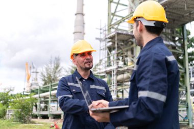 Petrol mühendisinin her ikisi de büyük bir petrol rafinerisinde petrol arıtımını denetleme görevinde.