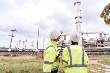 Petrol mühendisinin her ikisi de büyük bir petrol rafinerisinde petrol arıtımını denetleme görevinde.