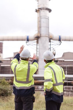 Petrol mühendisinin her ikisi de büyük bir petrol rafinerisinde petrol arıtımını denetleme görevinde.