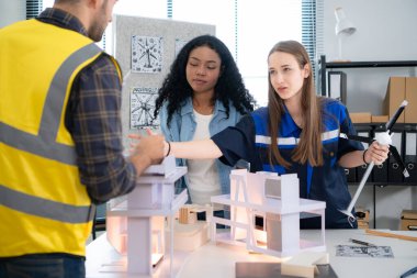 Mühendisler, mimarlar ve tasarımcılar doğal enerji kullanan bir bina tasarlamak için işbirliği yaparlar..