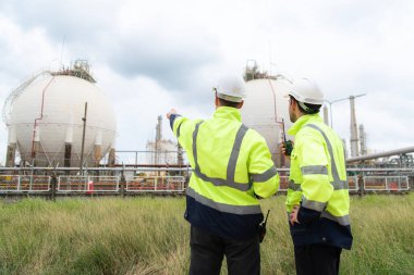 Petrol mühendisinin her ikisi de büyük bir petrol rafinerisinde petrol arıtımını denetleme görevinde.