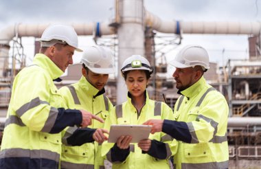 Petrol mühendisi grubu, büyük bir petrol rafinerisindeki petrol damıtımını denetleme görevinde.