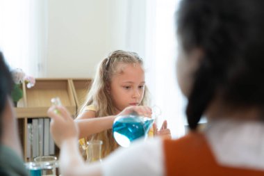 Öğretmen ve öğrenciler, fen bilimleri sınıfında fen bilgisi öğrenin ve deneyin..