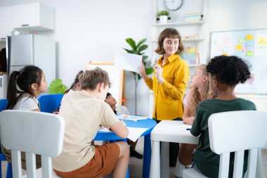 Öğretmen ve öğrenciler, gençlerin dikkatle oturup dinlediği bir okulda öğrenin ve çalışın..