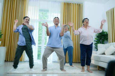 Sağlık destekleyici dans aktiviteleri olan yaşlı bir grup.