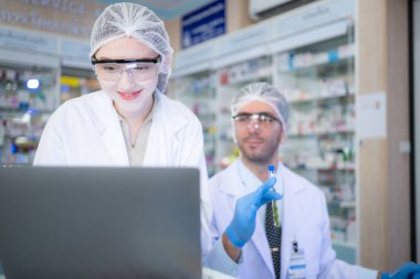 Laboratuvarda antibiyotik deneyleri ve testleri yapan eczacı ve kimyacı.