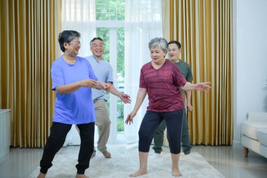 Sağlık destekleyici dans aktiviteleri olan yaşlı bir grup.