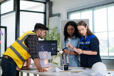 Mühendisler, mimarlar ve tasarımcılar doğal enerji kullanan bir bina tasarlamak için işbirliği yaparlar..
