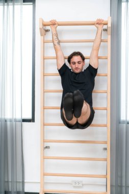 Genç bir adam pilates dersinden sonra serinliyor.