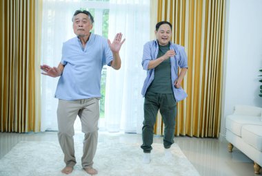 Her iki erkek de sağlık destekleyici dans aktiviteleri olan yaşlılar.