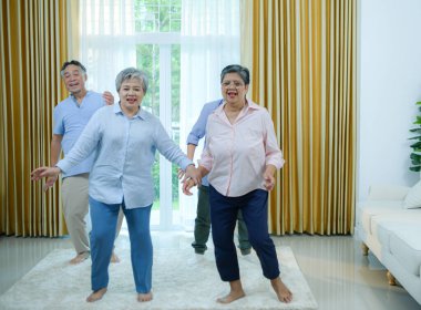 Sağlık destekleyici dans aktiviteleri olan yaşlı bir grup.