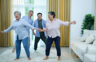 Sağlık destekleyici dans aktiviteleri olan yaşlı bir grup.