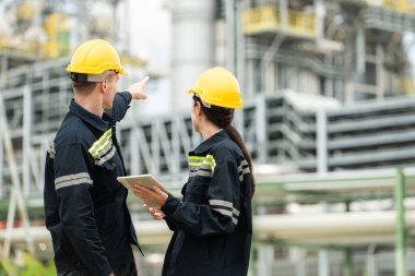 Petrol mühendisinin her ikisi de büyük bir petrol rafinerisinde petrol arıtımını denetleme görevinde.