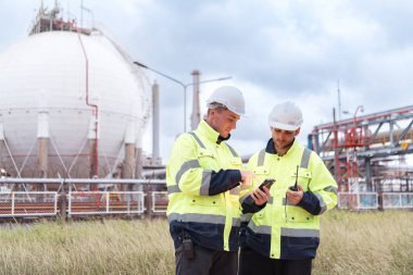 Petrol mühendisinin her ikisi de büyük bir petrol rafinerisinde petrol arıtımını denetleme görevinde.