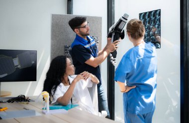 Mühendisler, doktorlar ve fizyoterapistler, kol ve el organları olan bir robotun hastalar üzerinde ilave testlerde kullanılması için beyin fırtınası fikirleri geliştirdiler..