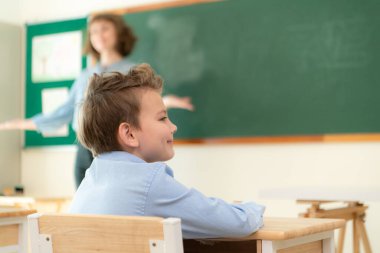 Öğretmen ve öğrenciler, gençlerin dikkatle oturup dinlediği bir okulda öğrenin ve çalışın..