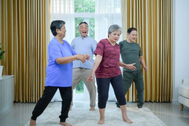 Sağlık destekleyici dans aktiviteleri olan yaşlı bir grup.