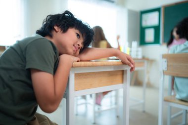 Sınıf sıkıcı olmaya başladığında. Çocuklar yorgun ve uykulu hissetmeye başladılar..