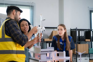 Mühendisler, mimarlar ve tasarımcılar doğal enerji kullanan bir bina tasarlamak için işbirliği yaparlar..