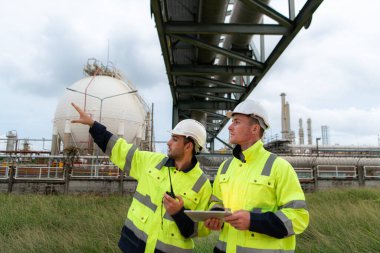 Petrol mühendisinin her ikisi de büyük bir petrol rafinerisinde petrol arıtımını denetleme görevinde.