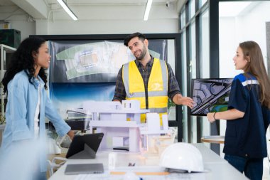 Mühendisler, mimarlar ve tasarımcılar doğal enerji kullanan bir bina tasarlamak için işbirliği yaparlar..