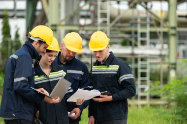 Petrol mühendisi grubu, büyük bir petrol rafinerisindeki petrol damıtımını denetleme görevinde.