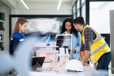 Mühendisler, mimarlar ve tasarımcılar doğal enerji kullanan bir bina tasarlamak için işbirliği yaparlar..