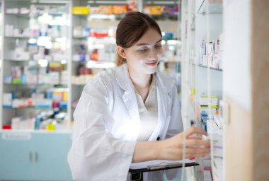 Eczacılar eczanelerde satılan ilaçların kalitesini gözlemler ve denetlerler.