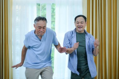 Her iki erkek de sağlık destekleyici dans aktiviteleri olan yaşlılar.