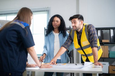 Mühendisler, mimarlar ve tasarımcılar doğal enerji kullanan bir bina tasarlamak için işbirliği yaparlar..