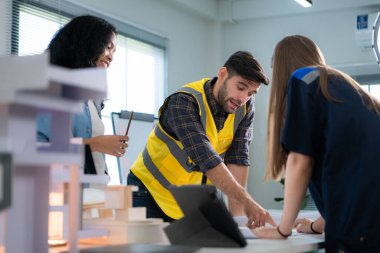 Mühendisler, mimarlar ve tasarımcılar doğal enerji kullanan bir bina tasarlamak için işbirliği yaparlar..