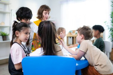Öğretmen ve öğrenciler, gençlerin dikkatle oturup dinlediği bir okulda öğrenin ve çalışın..