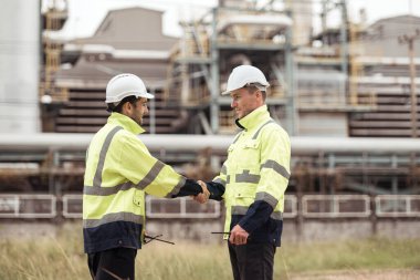 Petrol mühendisinin her ikisi de büyük bir petrol rafinerisinde petrol arıtımını denetleme görevinde.
