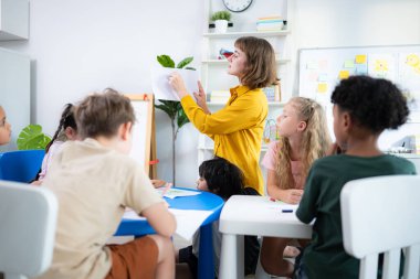 Öğretmen ve öğrenciler, gençlerin dikkatle oturup dinlediği bir okulda öğrenin ve çalışın..