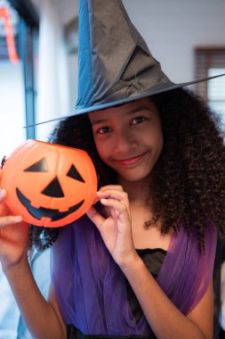 Hayalet kostümlü çocuklar Cadılar Bayramı 'nda şeker mi şaka mı oynuyorlar.