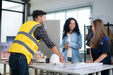 Mühendisler, mimarlar ve tasarımcılar doğal enerji kullanan bir bina tasarlamak için işbirliği yaparlar..