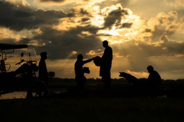 Sadaka kaseli rahipler sabahın erken saatlerinde köylülerden sadaka almak için dışarı çıkarlar.