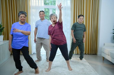 Sağlık destekleyici dans aktiviteleri olan yaşlı bir grup.