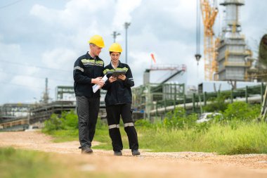 Petrol mühendisinin her ikisi de büyük bir petrol rafinerisinde petrol arıtımını denetleme görevinde.