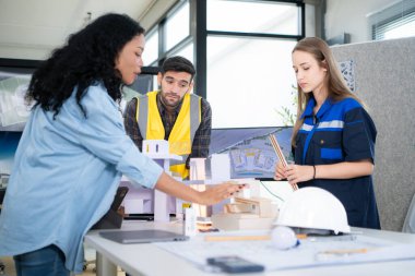 Mühendisler, mimarlar ve tasarımcılar doğal enerji kullanan bir bina tasarlamak için işbirliği yaparlar..