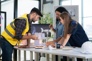 Mühendisler, mimarlar ve tasarımcılar doğal enerji kullanan bir bina tasarlamak için işbirliği yaparlar..