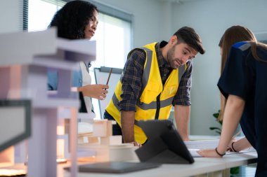 Mühendisler, mimarlar ve tasarımcılar doğal enerji kullanan bir bina tasarlamak için işbirliği yaparlar..