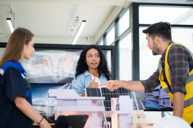 Mühendisler, mimarlar ve tasarımcılar doğal enerji kullanan bir bina tasarlamak için işbirliği yaparlar..